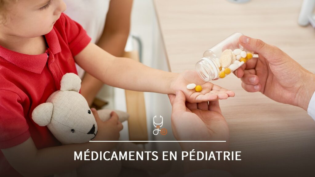 Mains d’un médecin généraliste tendant un flacon de médicament pédiatrique à un enfant assis sur les genoux de sa mère, pendant que cette dernière observe la scène.