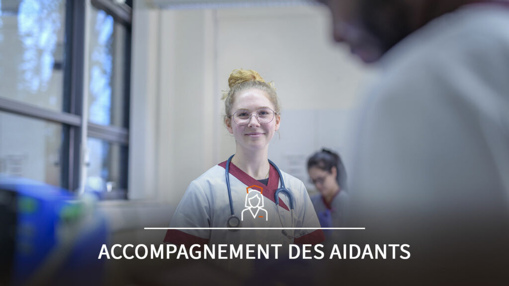 Infirmière souriante portant une blouse et un stéthoscope, dans un environnement médical, entourée de collègues, avec l’inscription « Accompagnement des aidants ».