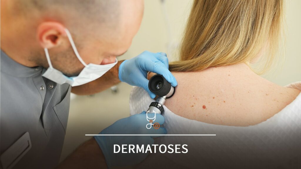 Médecin généraliste en consultation avec une patiente ausculte une lésion dermatologique.