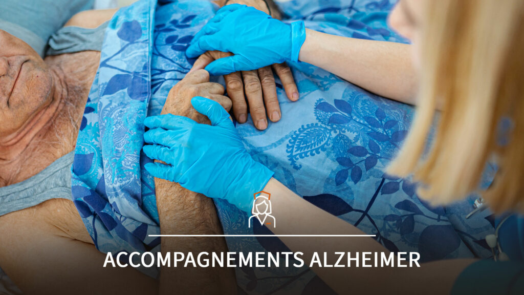 Infirmière portant une paire de gants bleu, tient les main d'un patient allongé avec l’inscription « Accompagnement Alzheimer ».