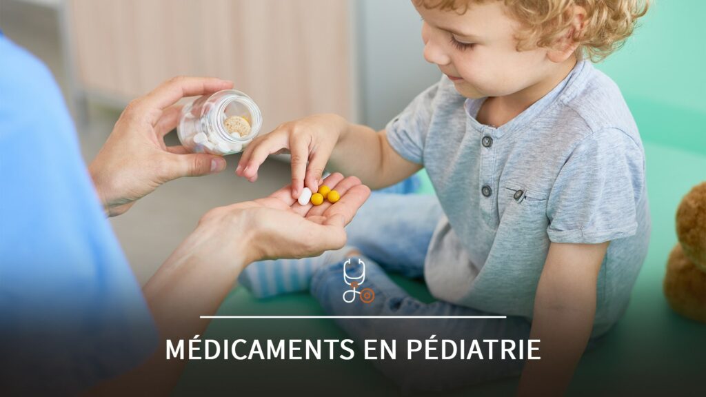 Un médecin a des médicaments dans le creux de sa main et les donne à un enfant blond