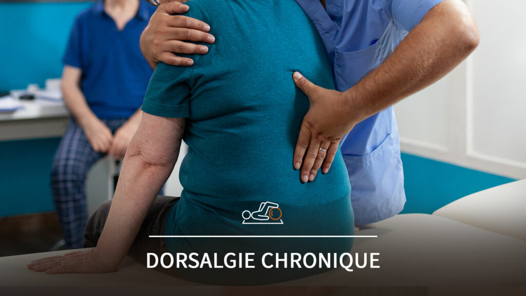 Kinésithérapeute examinant la posture d’un patient adulte assis souffrant de dorsalgie chronique.
