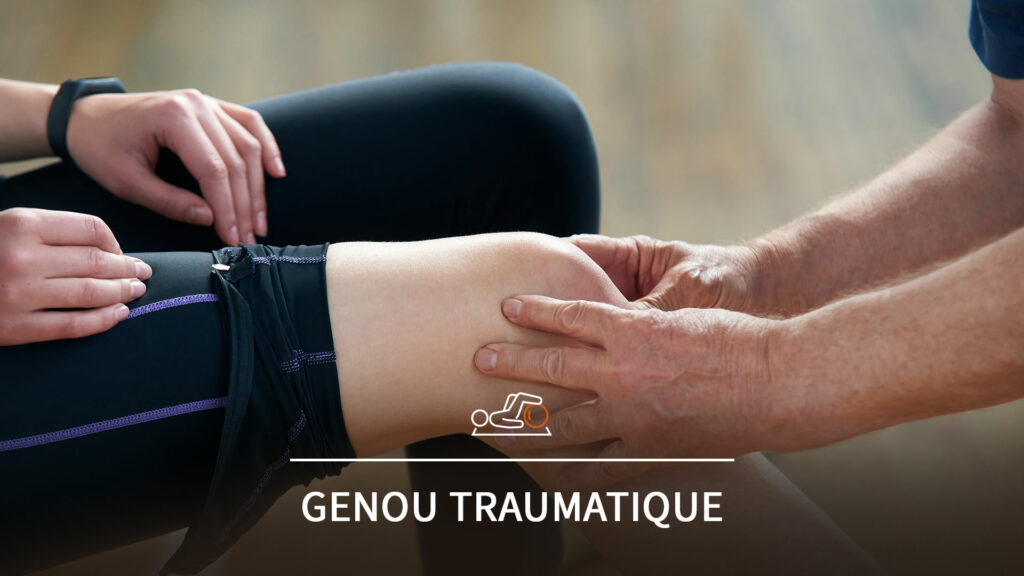 Masseur - Kinésithérapeute qui palpe avec les mains le genou de son patient