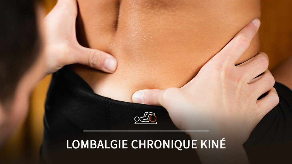 Kinésithérapeute masse le dos d'un patient adulte afin de soulager des douleurs de lombalgie chronique.