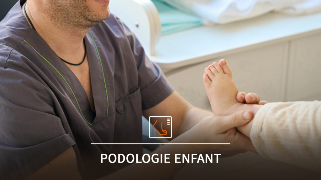 Podologue examinant les pieds d’un enfant assis, dans un cabinet spécialisé.