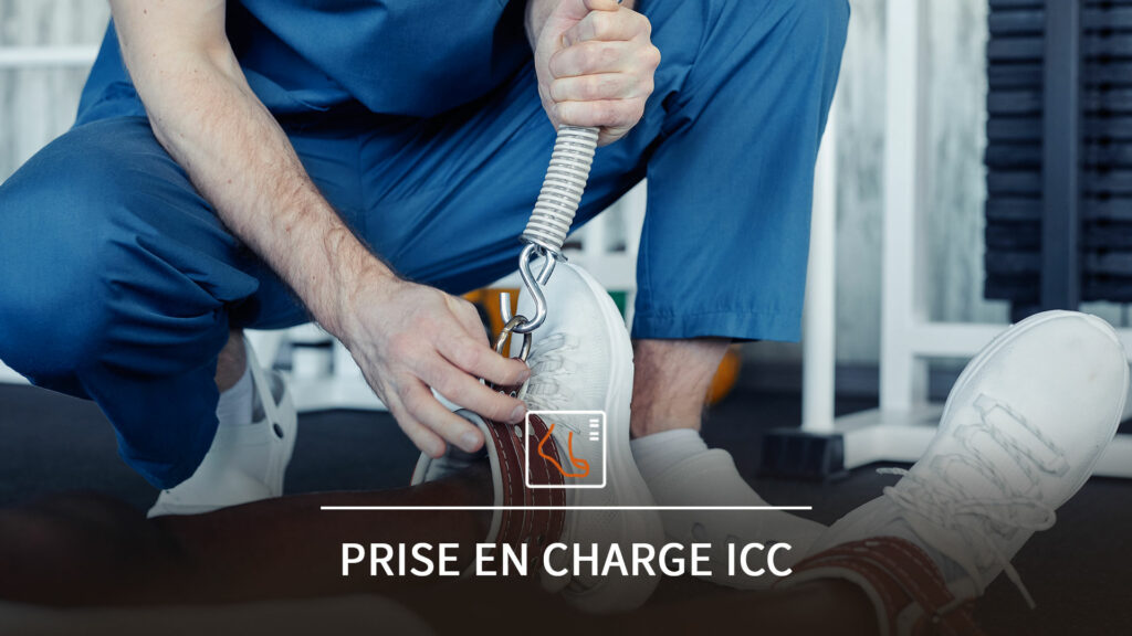 Podologue accrochant à une machine de musculation, la cheville d’un jeune sportif en position allongé au sol, dans un cabinet spécialisé en rééducation, soins du pied et de la posture.