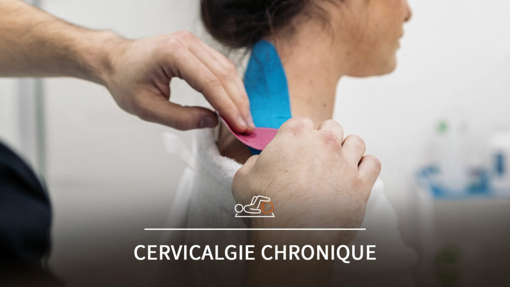 Masseur kinésithérapeute posant un strap à un patient souffrant de cervicalgie chronique.