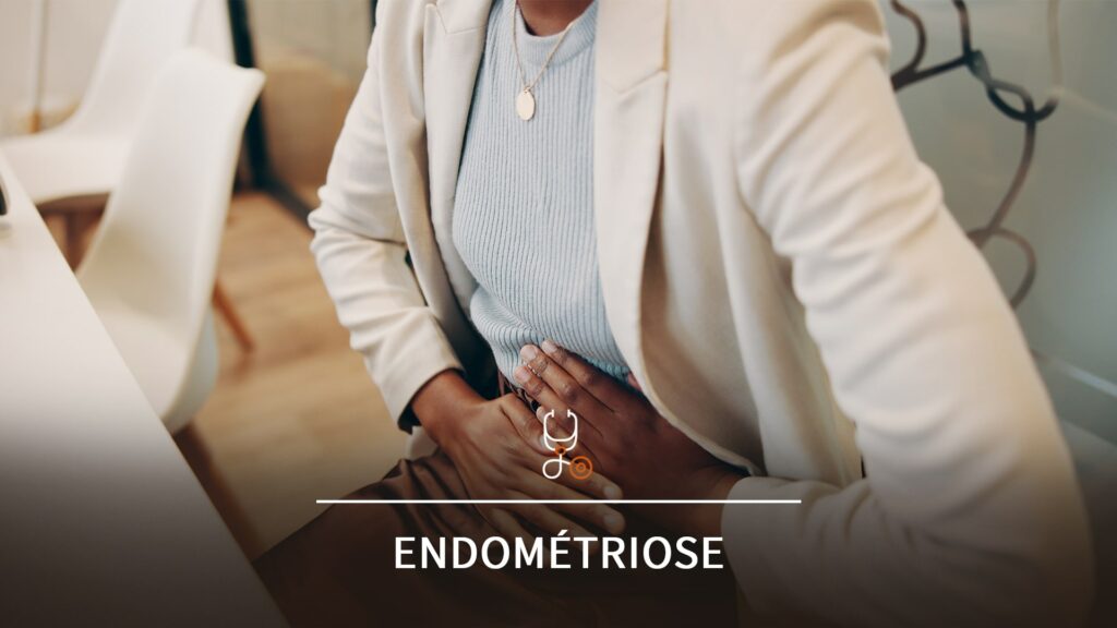 Femme en consultation avec un médecin généraliste, souffrant au niveau du bas ventre, mettant ses deux mains sur le ventre, illustrant la prise en charge de l'endométriose.