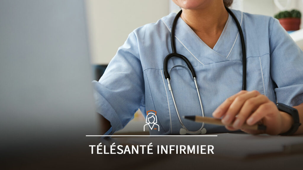 Infirmière souriante utilisant un ordinateur portable pour une téléconsultation, avec des documents de soins visibles, dans un cadre professionnel calme.