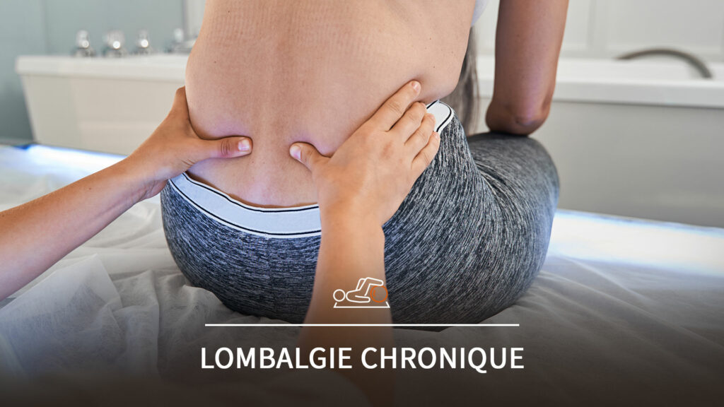 Patient atteint de lombalgie chronique, assis sur une table d'auscultation, se fait masser le dos par un kinésithérapeute.