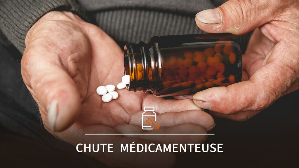 Gros plan sur les mains d'une personne âgée, déversant les comprimés d'un flacon de médicaments.