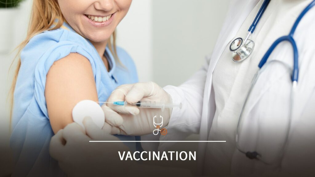 Un professionnel de santé administre un vaccin à une patiente adulte dans un cabinet médical, en souriant et en expliquant le geste.