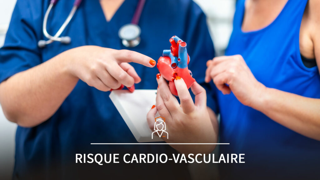 Infirmière tenant entre ses mains la maquette d'une artère, et expliquant les problèmes engendré par la tension artérielle auprès d'une patiente dans un cadre de consultation ou de prévention médicale.