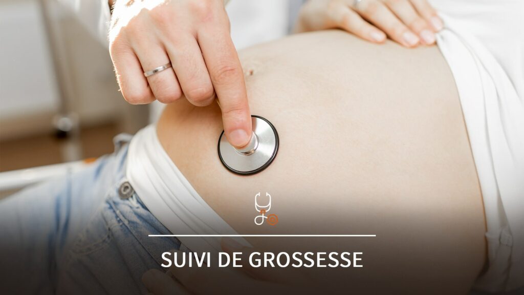 Médecin généraliste tenant un stéthoscope sur le ventre d'une femme enceinte, les deux échangeant dans un cadre de consultation rassurante.