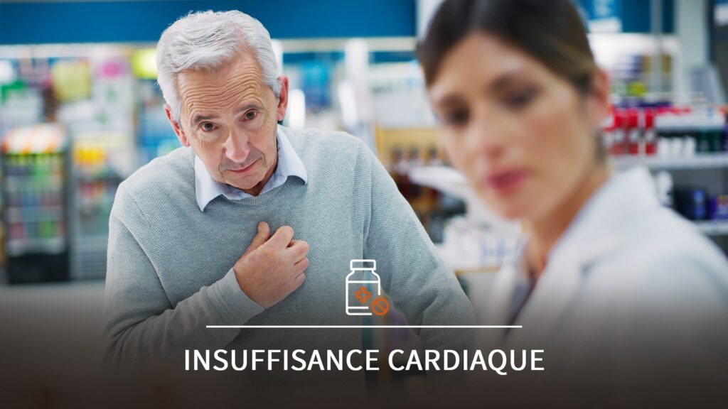 Patient âgé, une main posé sur son thorax, discute avec une pharmacienne dans un environnement de pharmacie accueillante.