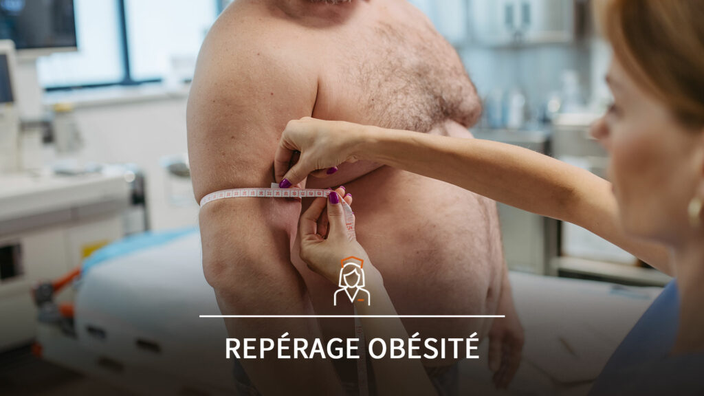 Infirmière prenant les mesures d'un patient en surpoids dans un environnement médical, tous deux en posture de dialogue et d’écoute bienveillante.
