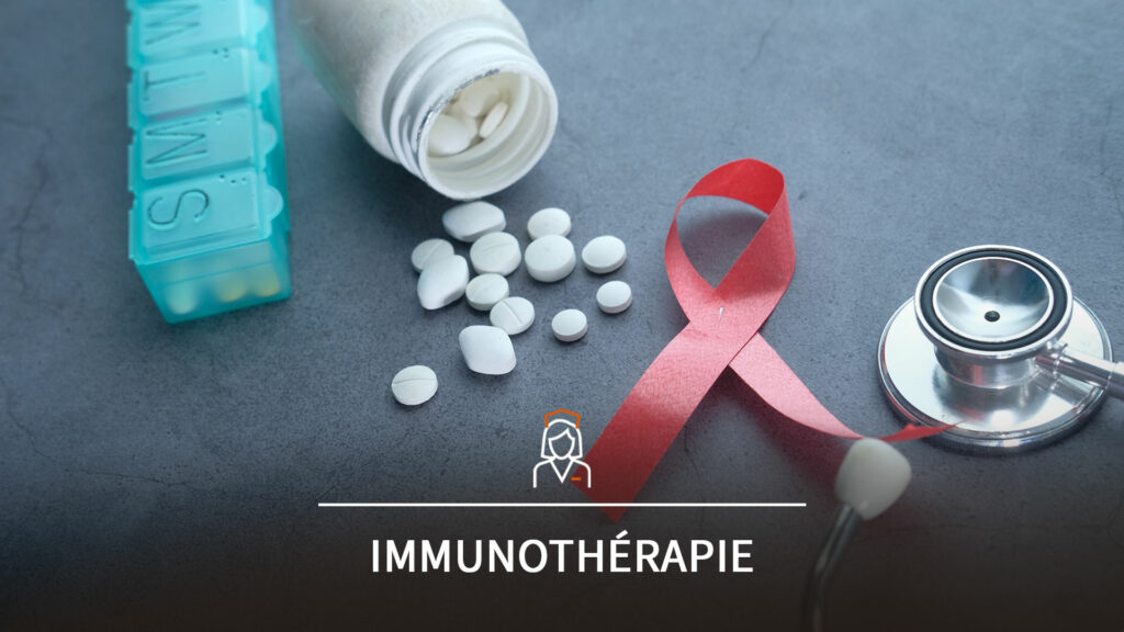 L'image montre une boite de médicaments ouvert, avec plusieurs comprimés disposés sur une table ainsi qu'un ruban rose symbole de l'oncologie avec l'inscription "immunothérapie".