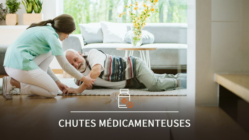 Personne âgée essayant de se relever suite à une chute dans son salon, un verre d'eau reversé par terre, et entouré d'une professionnelle de santé lui apportant son aide.