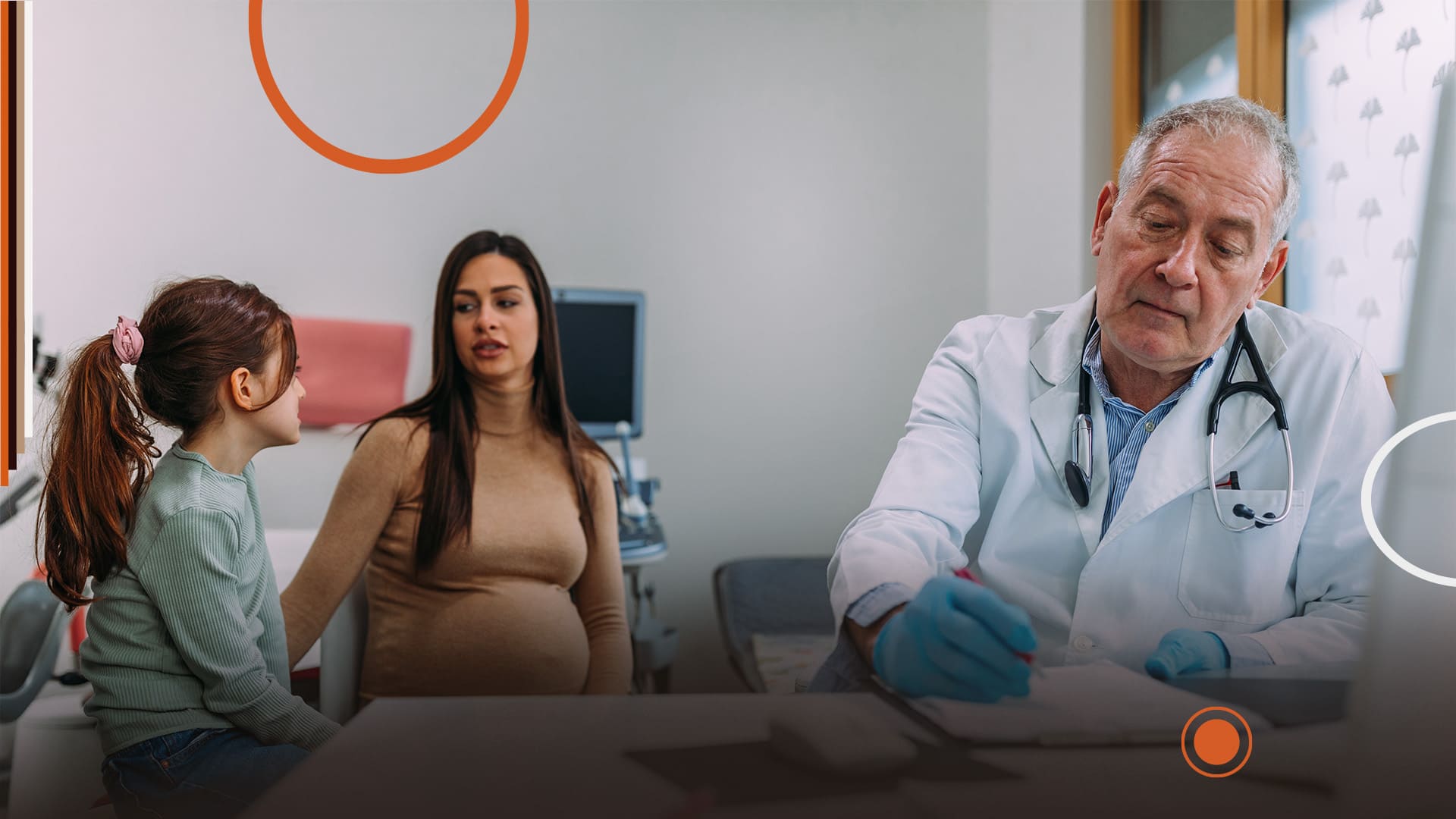 Femme enceinte en consultation médicale, assise face à un professionnel de santé prenant des notes, illustrant un suivi prénatal attentif.