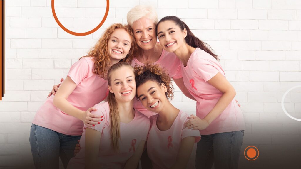 Portrait des plusieurs femmes vêtues de rose souriantes regardant face caméra, en lumière douce, symbolisant la lutte silencieuse contre le cancer.