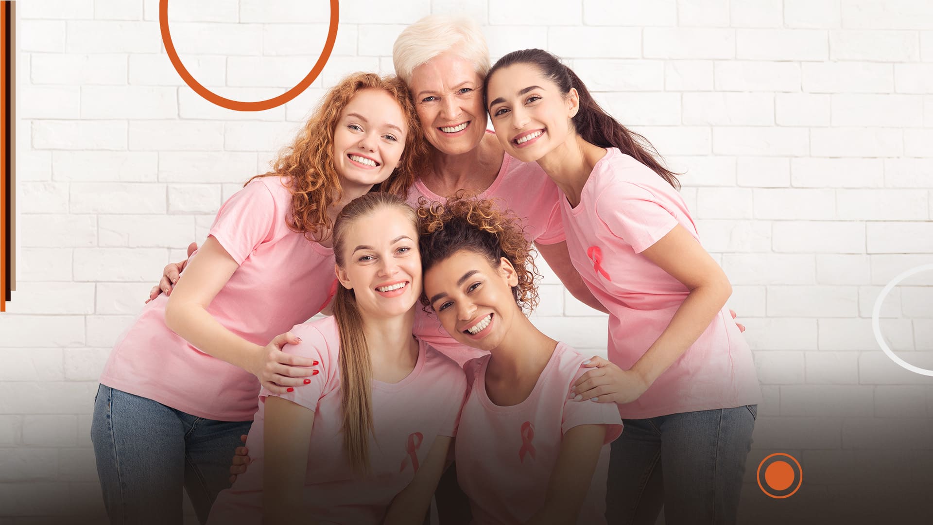 Portrait des plusieurs femmes vêtues de rose souriantes regardant face caméra, en lumière douce, symbolisant la lutte silencieuse contre le cancer.