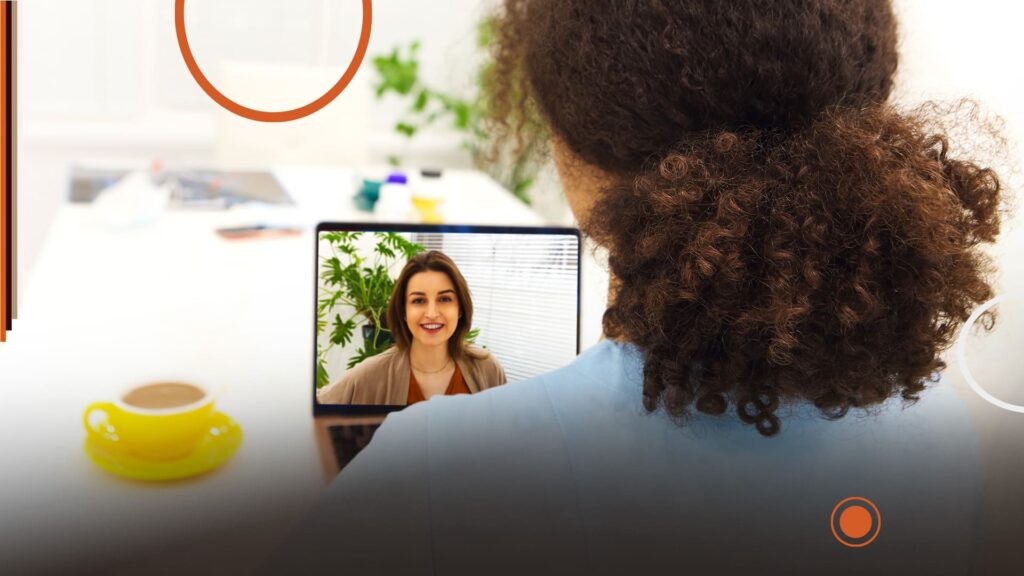 Professionnels de santé assistant à une formation en ligne sur ordinateur portable, dans un cadre calme et connecté.