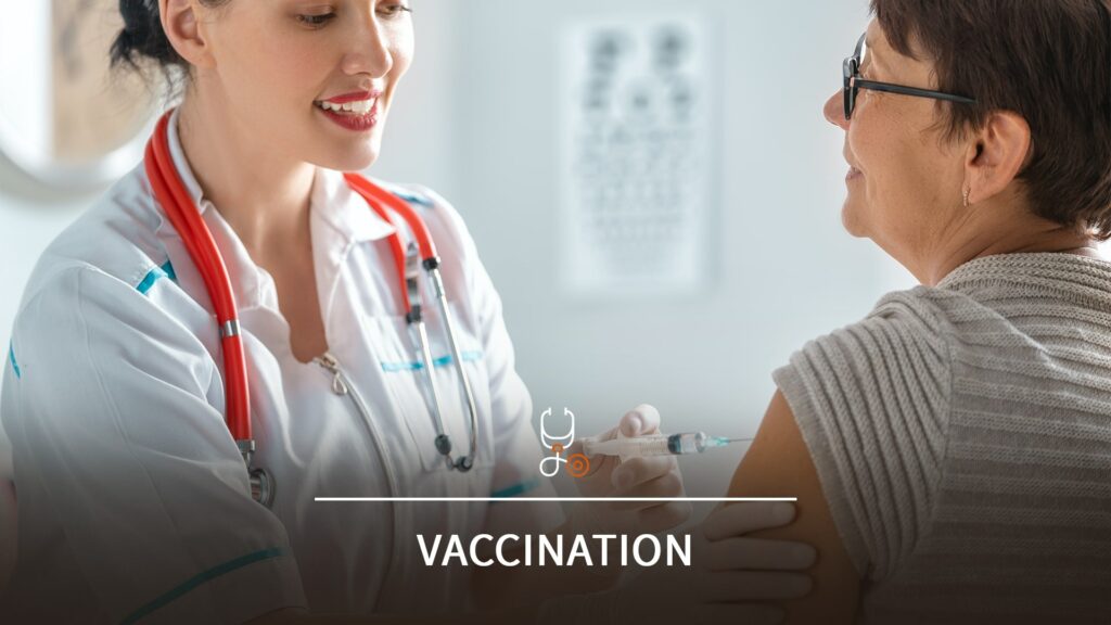 Professionnel de santé administrant un vaccin à une patiente adulte dans un cabinet médical.