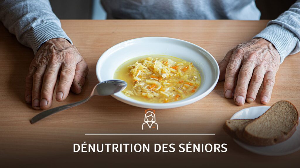 Personne âgée devant un repas léger illustrant la dénutrition des seniors, thématique de formation EPP pour professionnels de santé.