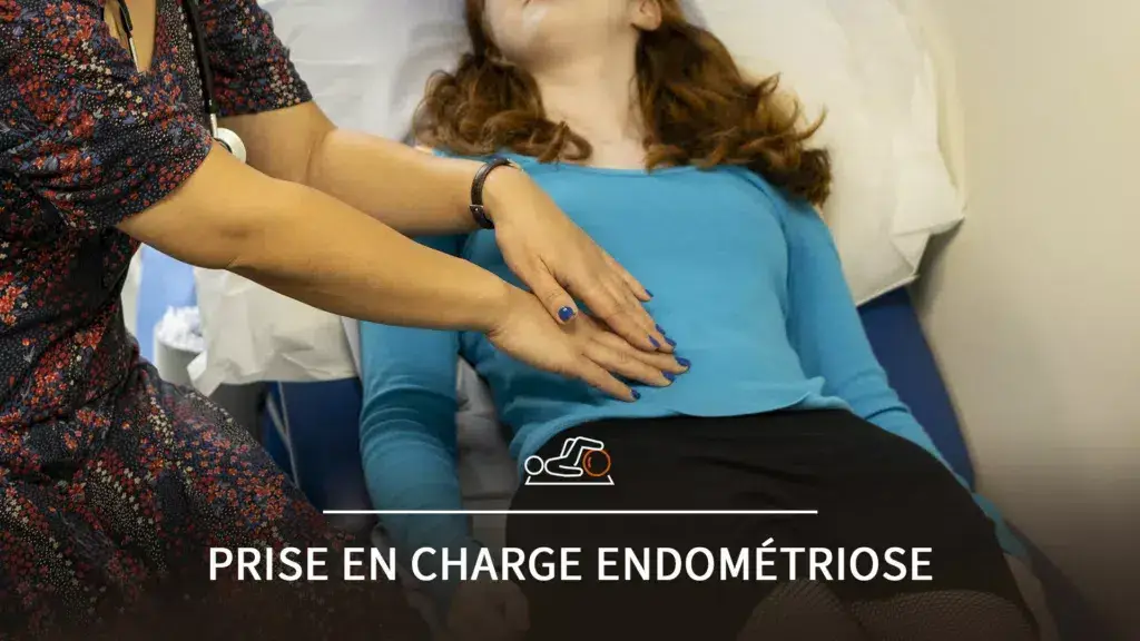 Kinésithérapeute examinant l’abdomen d’une patiente allongée lors d’une séance de rééducation, illustrant la formation sur la prise en charge kinésithérapique de la patiente adulte.