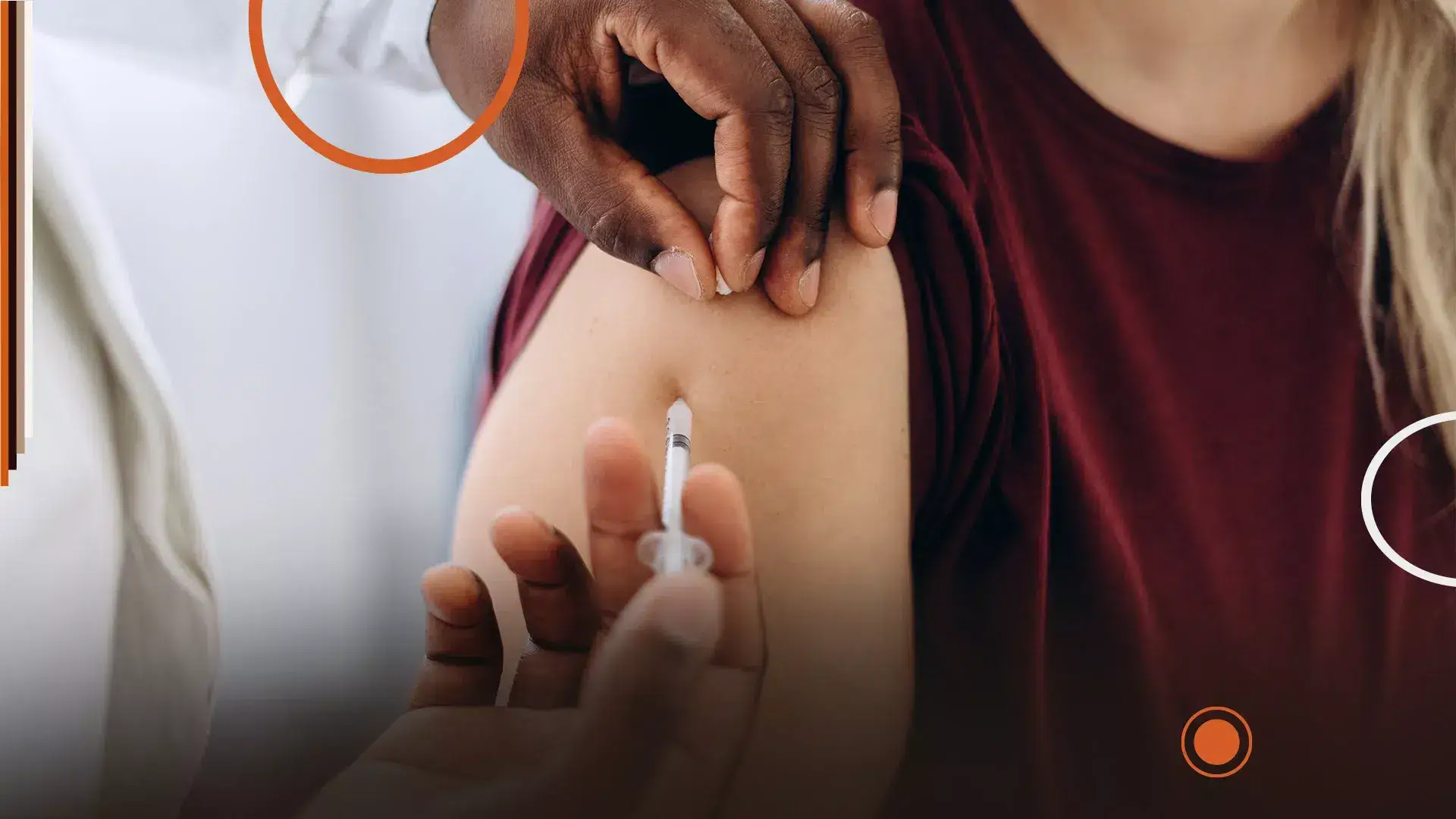 Professionnel de santé administrant un vaccin dans le bras d’un patient lors de la campagne de vaccination grippe et COVID-19 2025.