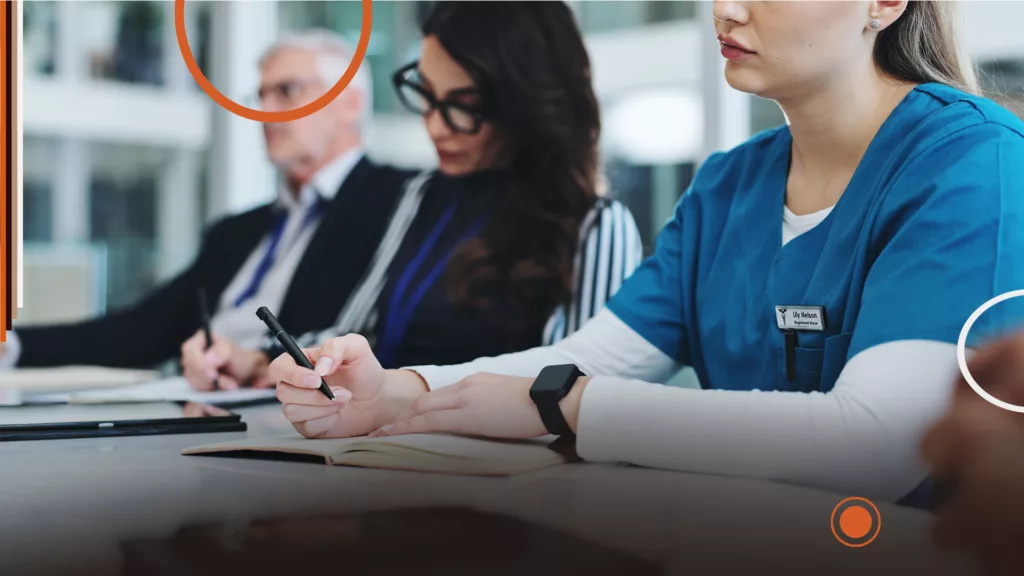 Professionnels de santé en formation continue prenant des notes lors d’une session dédiée au Développement Professionnel Continu (DPC).