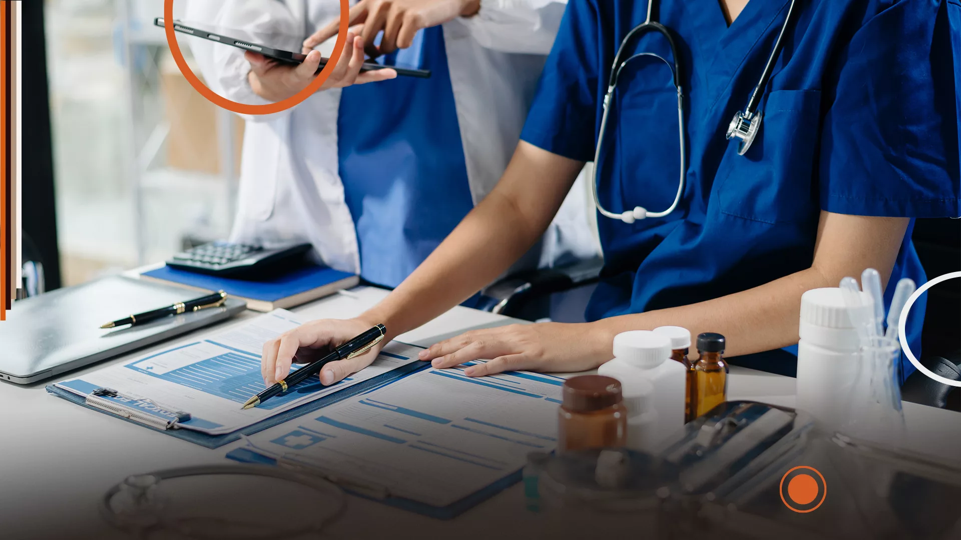 Professionnels de santé en tenue médicale analysant des documents et données cliniques lors d’une réunion ou d’une évaluation des pratiques professionnelles (EPP).