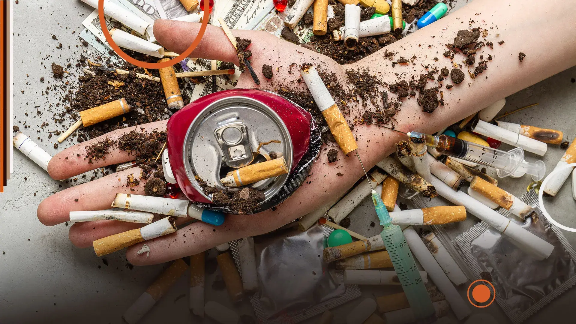 Main entourée de cigarettes, seringues, canette et déchets, symbolisant les effets et dépendances liés au tabagisme et aux addictions en France.