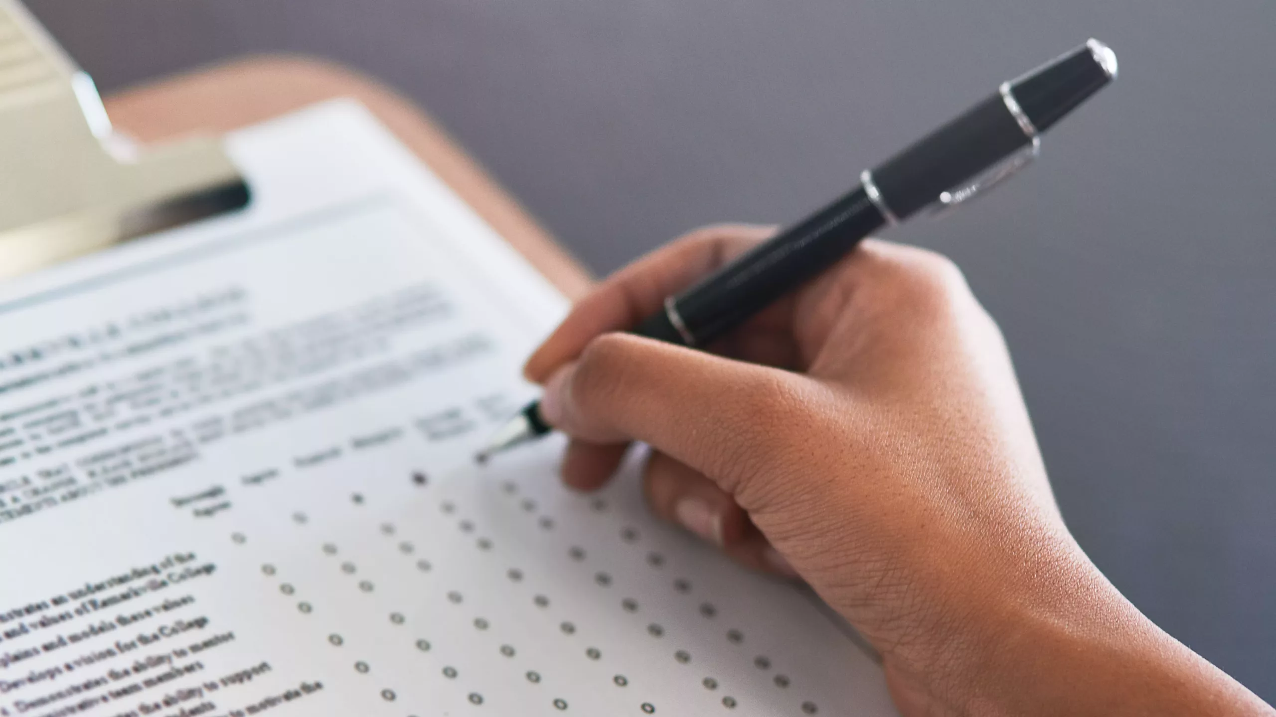 Main d’un professionnel remplissant un questionnaire d’évaluation sur un formulaire, illustrant la démarche d’EPP (Évaluation des Pratiques Professionnelles) dans le cadre du DPC.