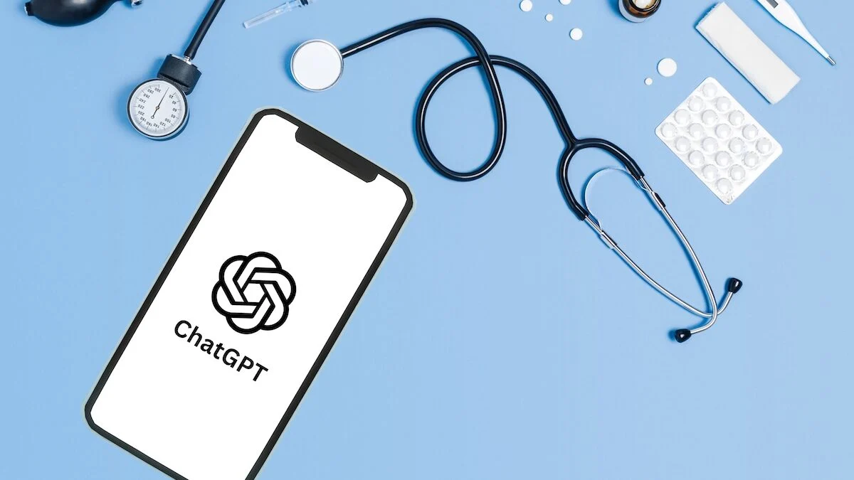 Smartphone affichant ChatGPT entouré de matériel médical, illustrant l’usage de l’intelligence artificielle en santé et en formation des professionnels de santé.
