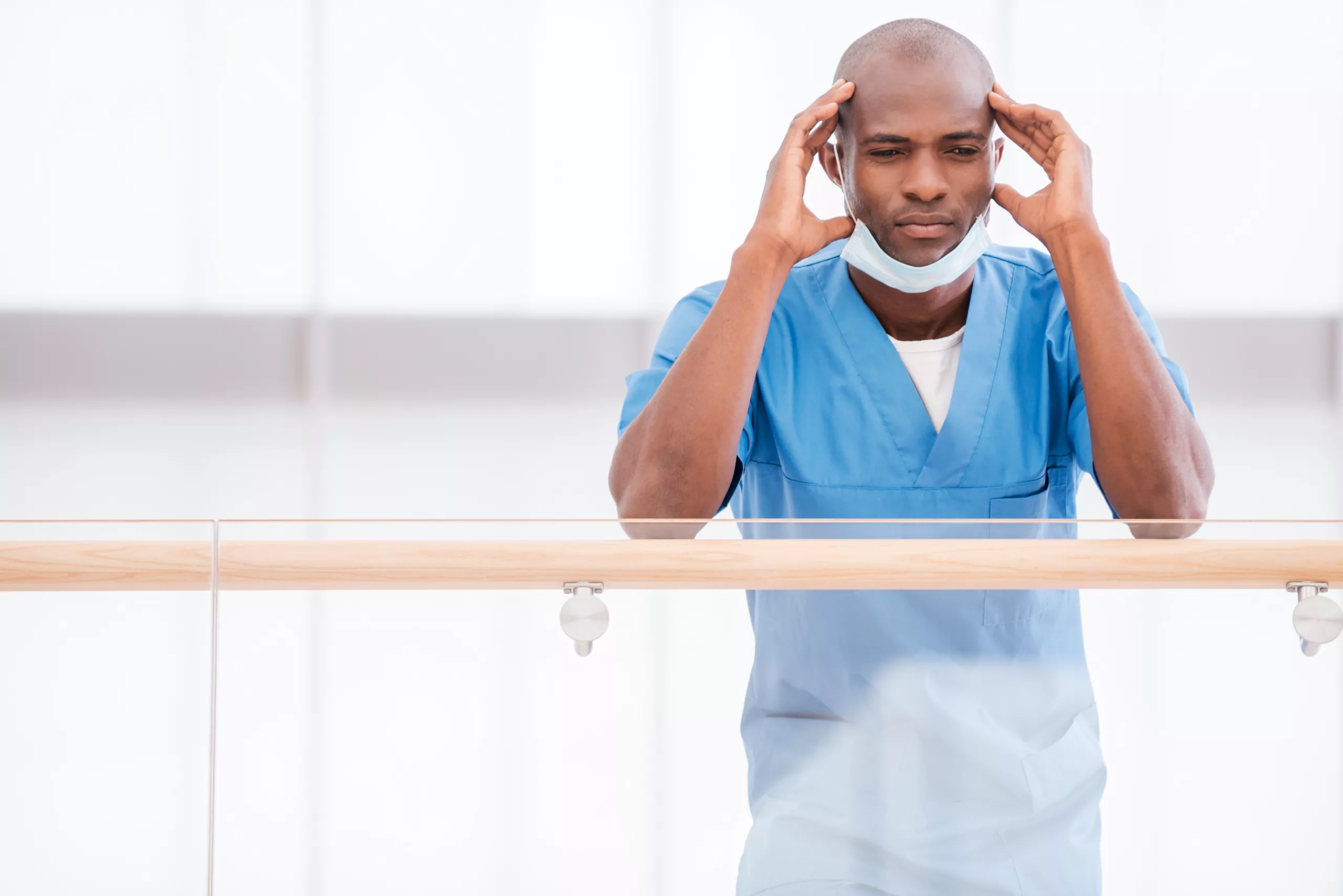 Professionnel de santé préoccupé en tenue médicale, illustrant les enjeux du contrôle DPC et du respect de l’obligation triennale.