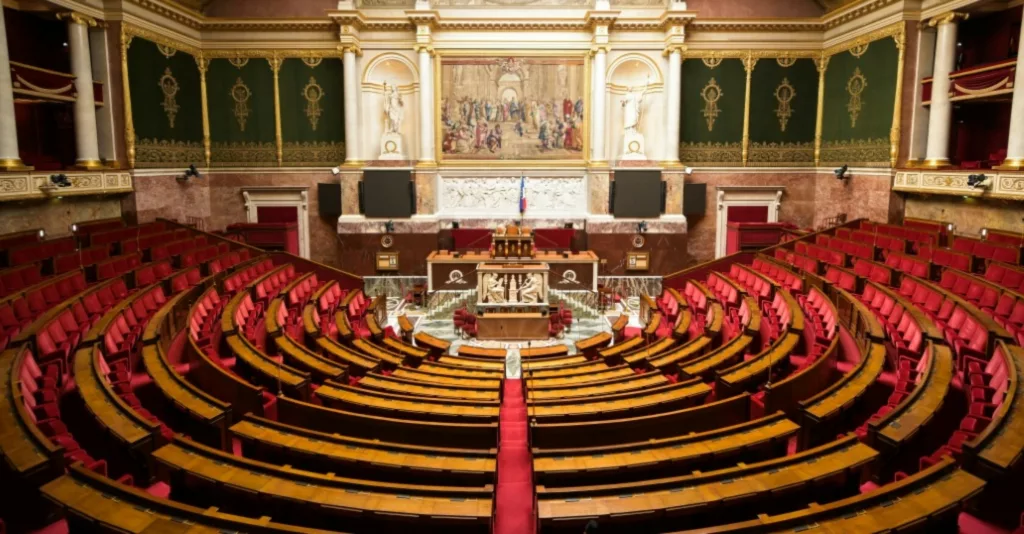 Hémicycle de l’Assemblée nationale française où sont débattus le projet de loi sur l'aide à mourir et la fin de vie.