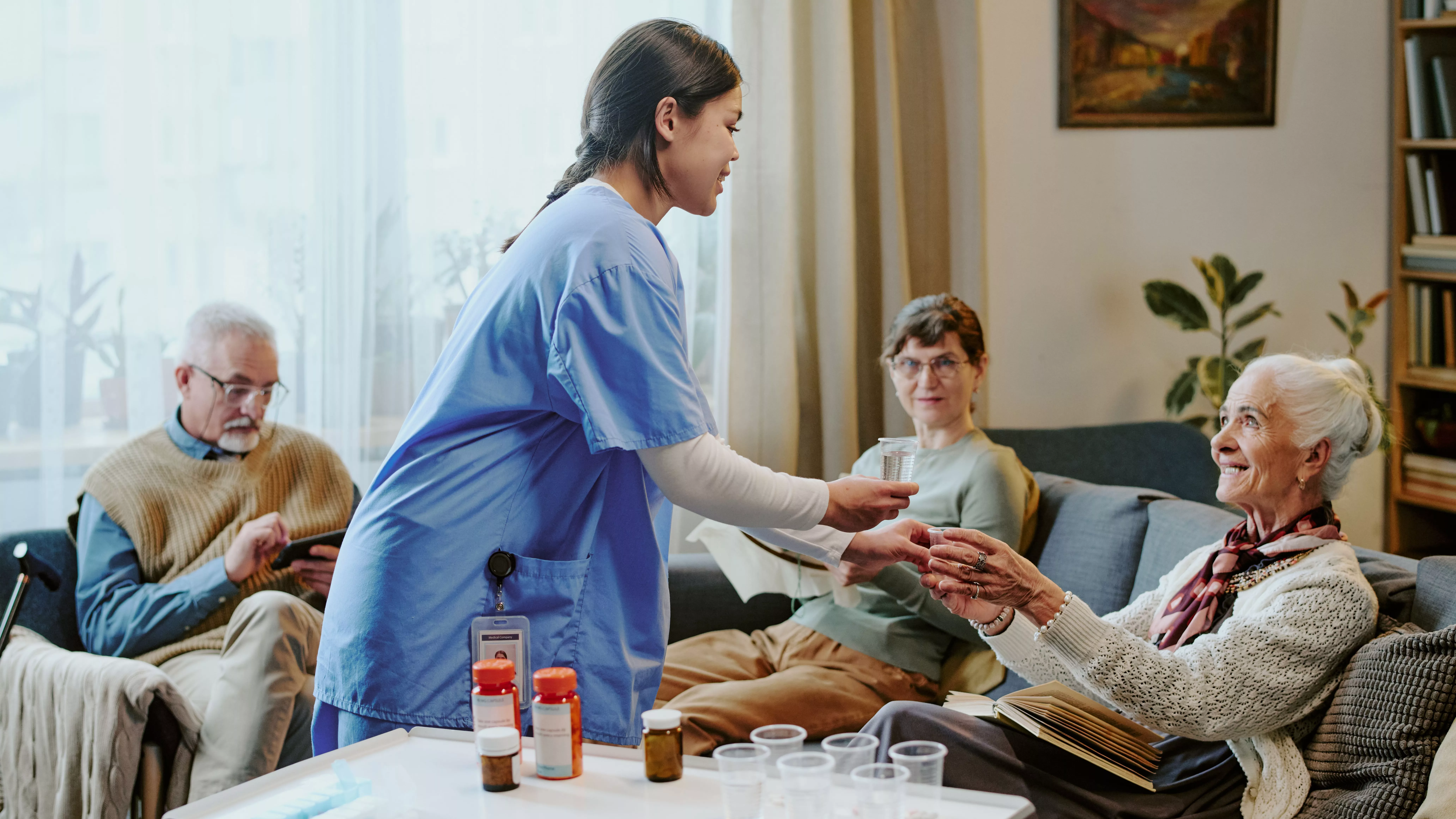 Infirmière distribuant des médicaments à des personnes âgées en établissement, symbole de la revalorisation des infirmiers en gériatrie