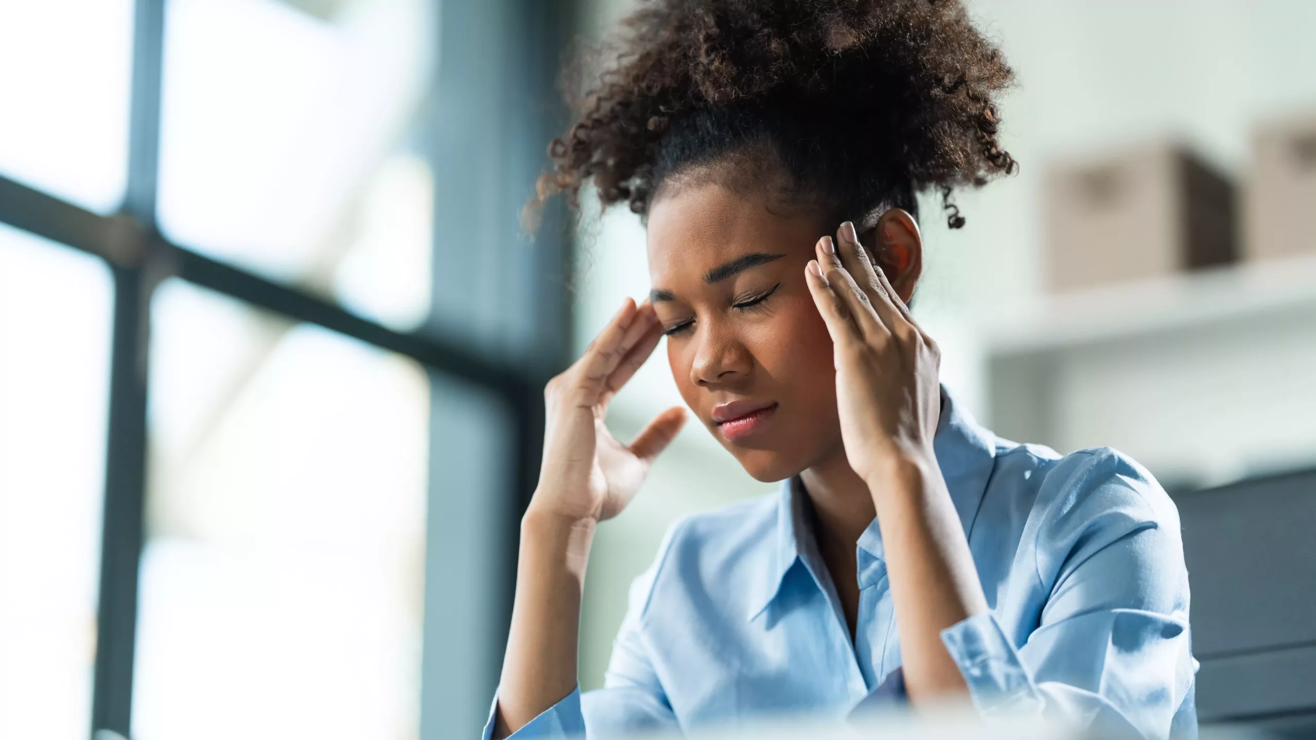 Professionnelle de santé ressentant une forte charge mentale essayant d'appliquer sa formation gestion du stress.